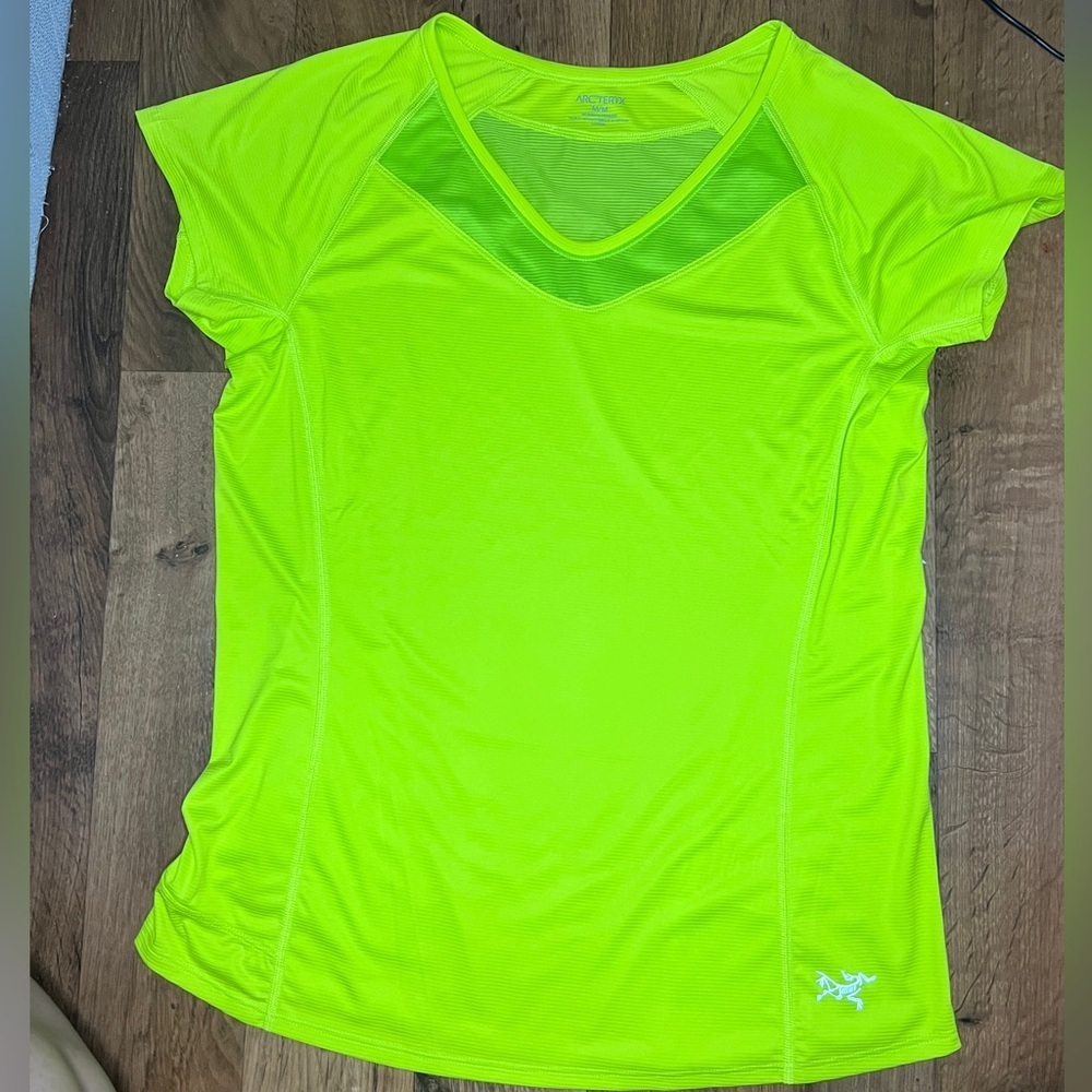 Arc’teryx Women athletic neon green top size Medium with pocket in the back